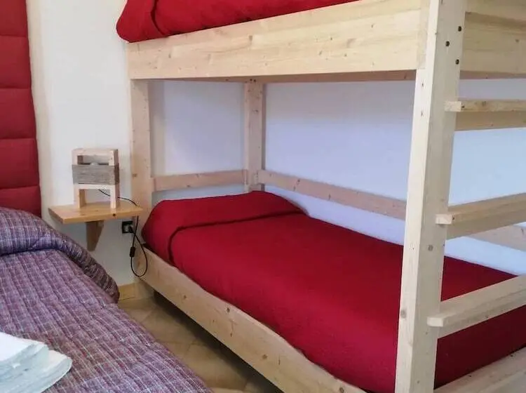 プールビューのスタンダードクアドラプルルーム, Villa Lina Bed&breakfast