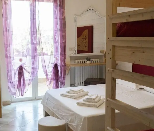 プールビューのスタンダードクアドラプルルーム, Villa Lina Bed&breakfast