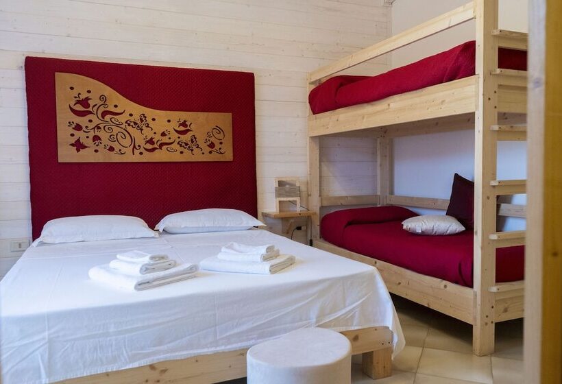 プールビューのスタンダードクアドラプルルーム, Villa Lina Bed&breakfast