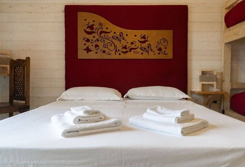 泳池景标准四人房间, Villa Lina Bed&breakfast