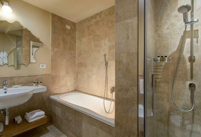 سوییت لوکس, Grand Hotel Cavour