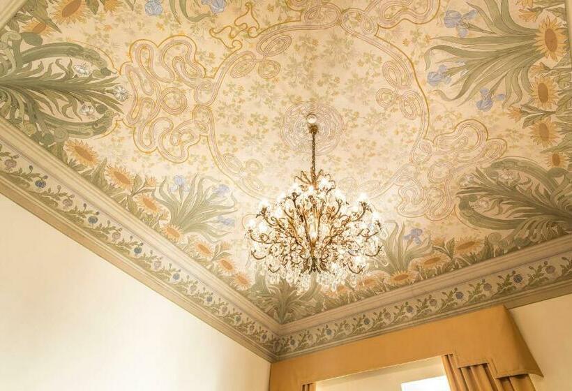 سوییت لوکس, Grand Hotel Cavour