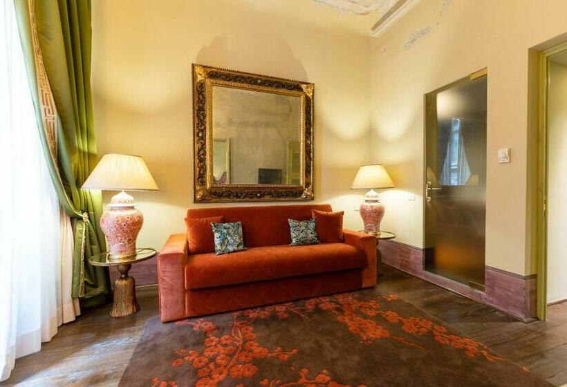 سوئیت با بالکن, Grand Hotel Cavour