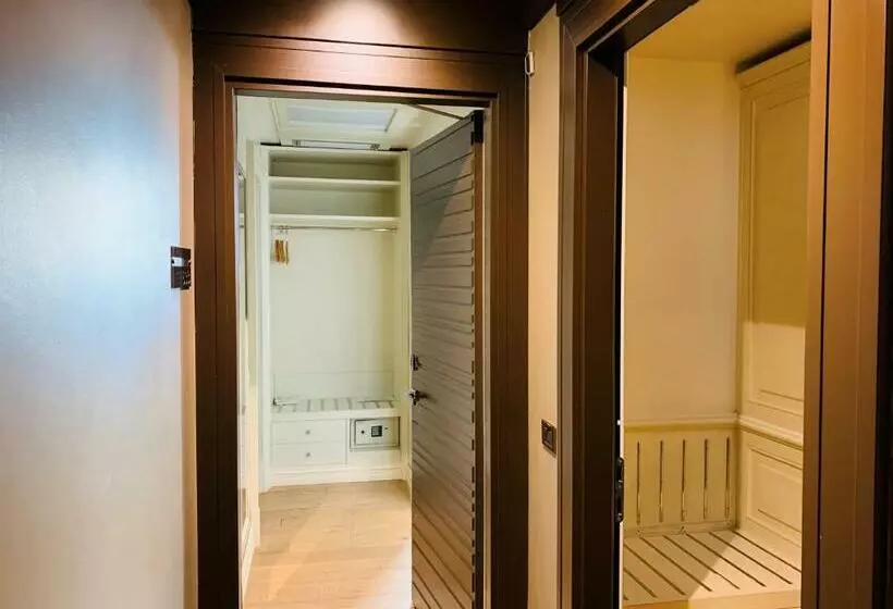 اتاق خانوادگی, Grand Hotel Cavour