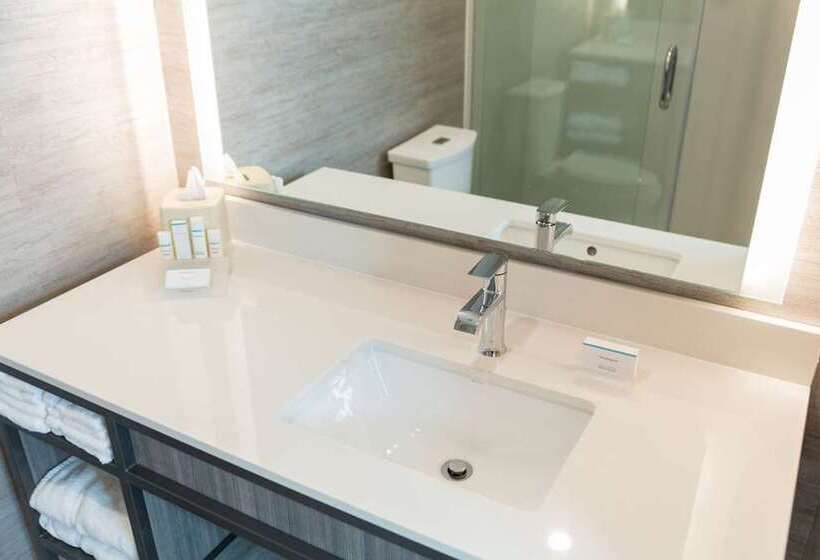주니어 스위트 킹사이즈 침대, Hilton Hua Hin Resort & Spa