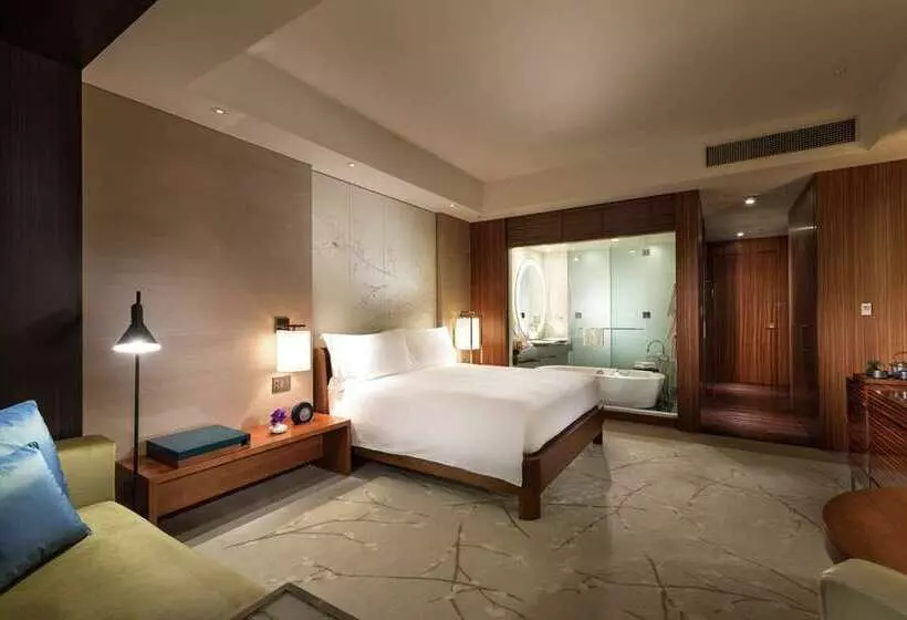 سوئیت جونیور با تخت بزرگ, Hilton Hua Hin Resort & Spa