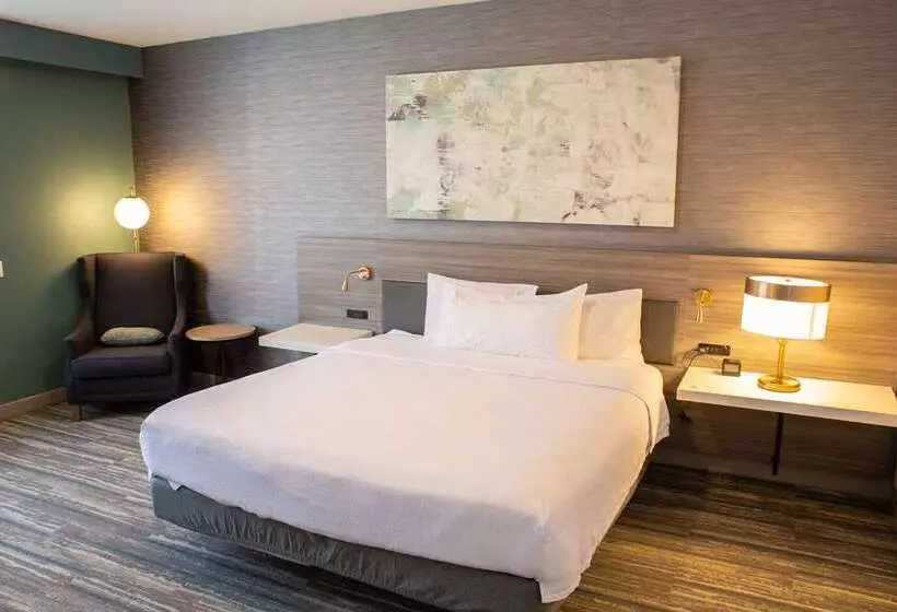 سوئیت جونیور با تخت بزرگ, Hilton Hua Hin Resort & Spa