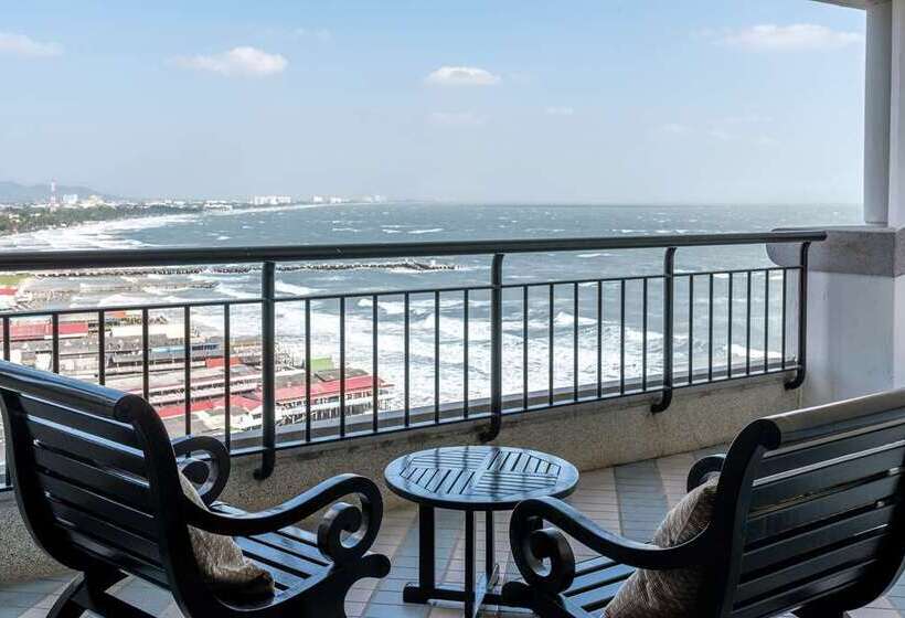 סוויטת ג'וניור נוף לים, Hilton Hua Hin Resort & Spa
