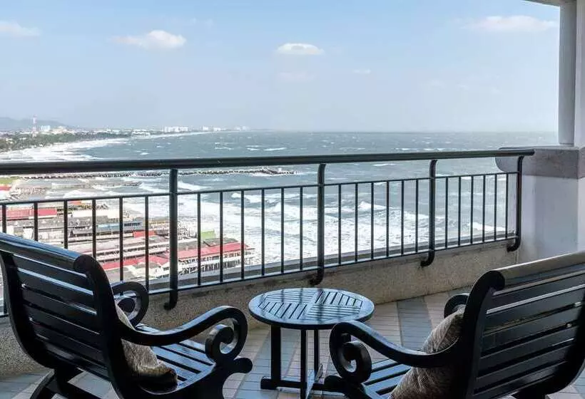 سوییت جونیور با چشمانداز دریا, Hilton Hua Hin Resort & Spa