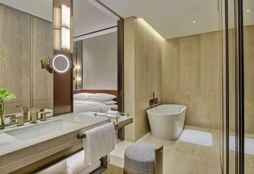 اتاق اجرایی با تخت بزرگ, Hilton Hua Hin Resort & Spa