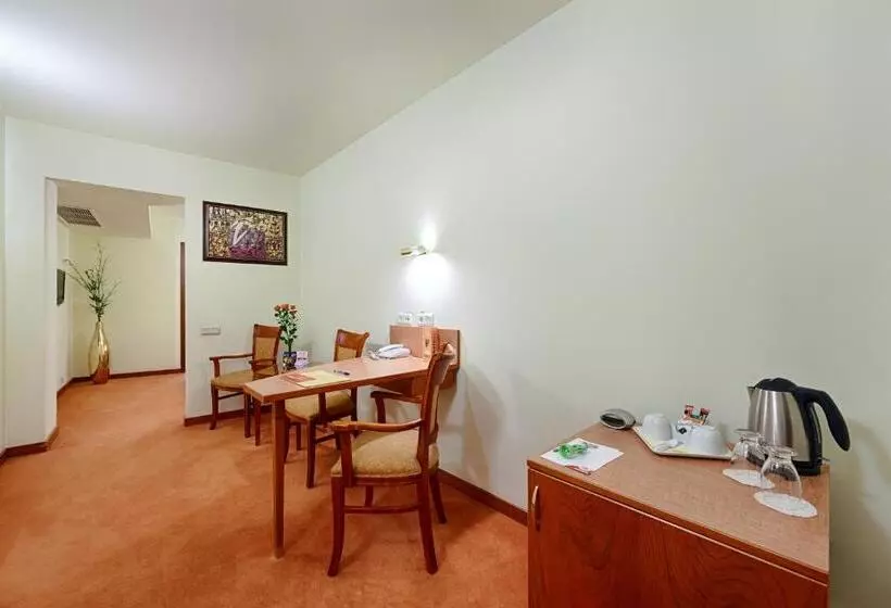 سوییت جونیور, Duke Romana City Center