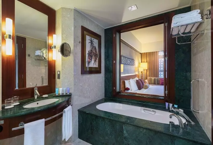سوئیت اجرایی با مشاهده, Dusit Thani Dubai
