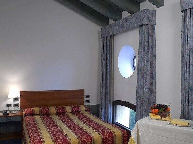 חדר סטנדרט לשלושה, Filanda