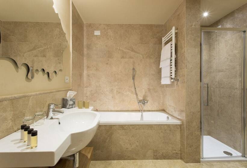 سوییت لوکس, Grand Hotel Cavour