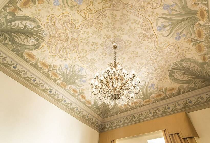 سوییت لوکس, Grand Hotel Cavour