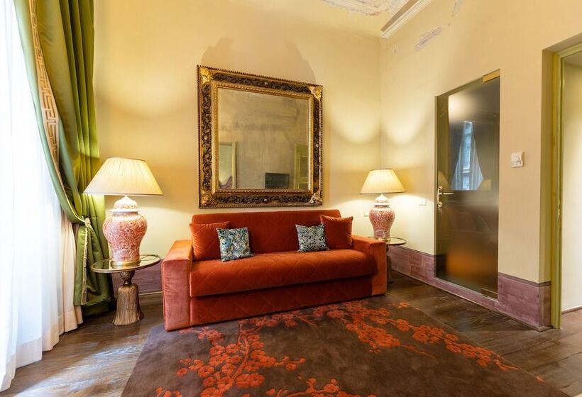 سوییت لوکس, Grand Hotel Cavour