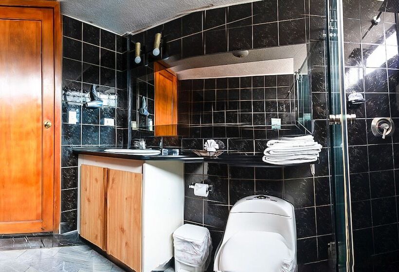 标准单人间, La Giralda