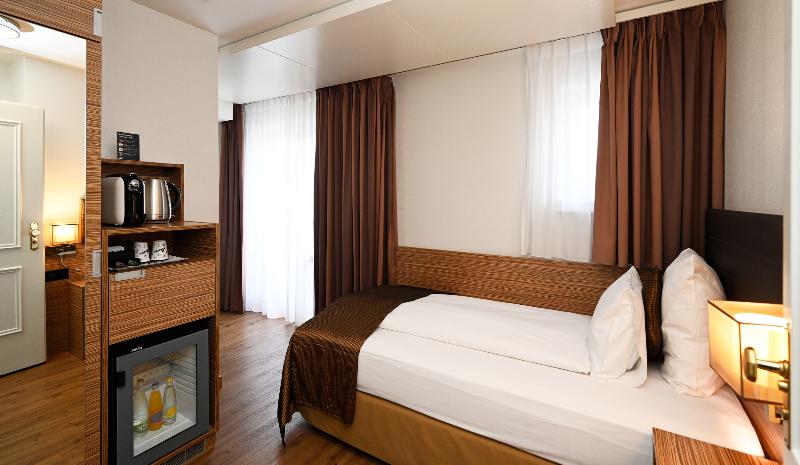 اتاق استاندارد یک نفره, Stoller