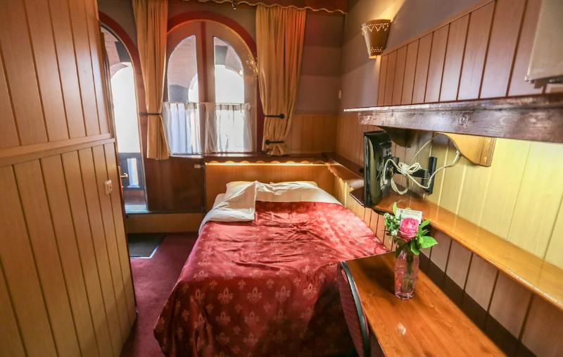 اتاق استاندارد یک نفره, Nadia