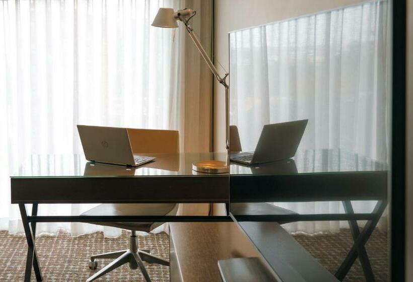 Номер Deluxe, The Point Brisbane