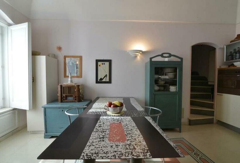 اتاق لوکس با چشمانداز شهر, Da Ida In Lak Ech