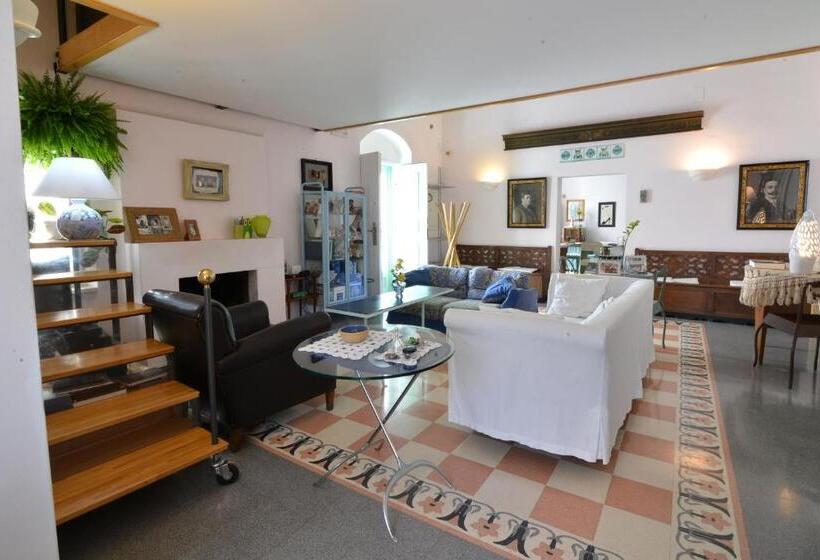 اتاق لوکس با چشمانداز شهر, Da Ida In Lak Ech