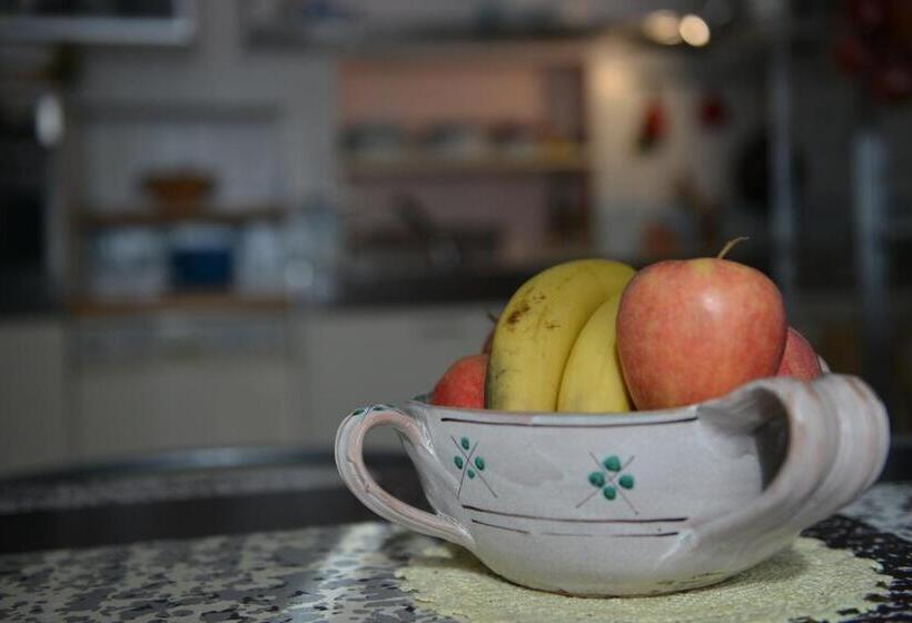 اتاق لوکس با چشمانداز شهر, Da Ida In Lak Ech