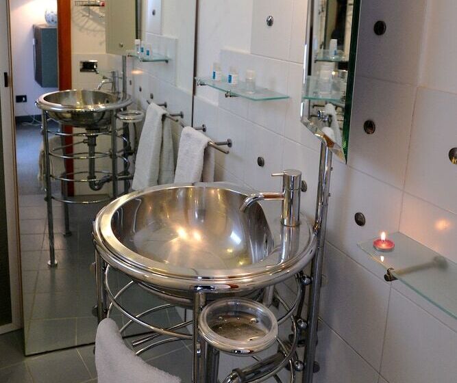 اتاق لوکس با چشمانداز شهر, Da Ida In Lak Ech