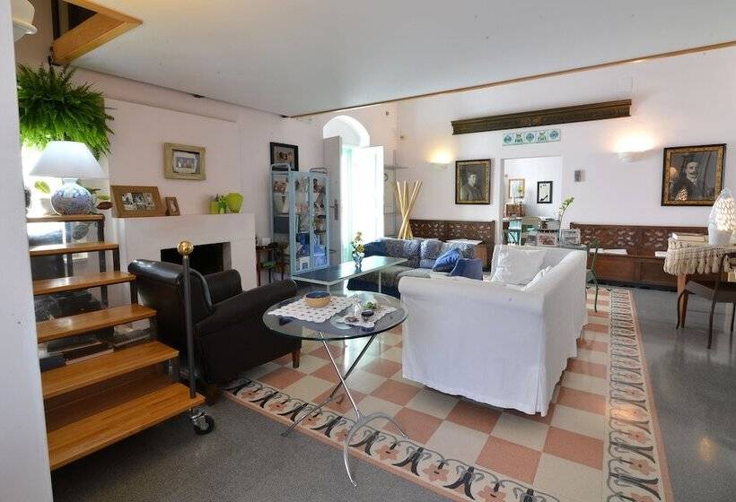 اتاق لوکس با چشمانداز شهر, Da Ida In Lak Ech