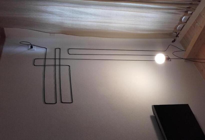 غرفة قياسية مزوَّدة بشُرفة, Art Guest House