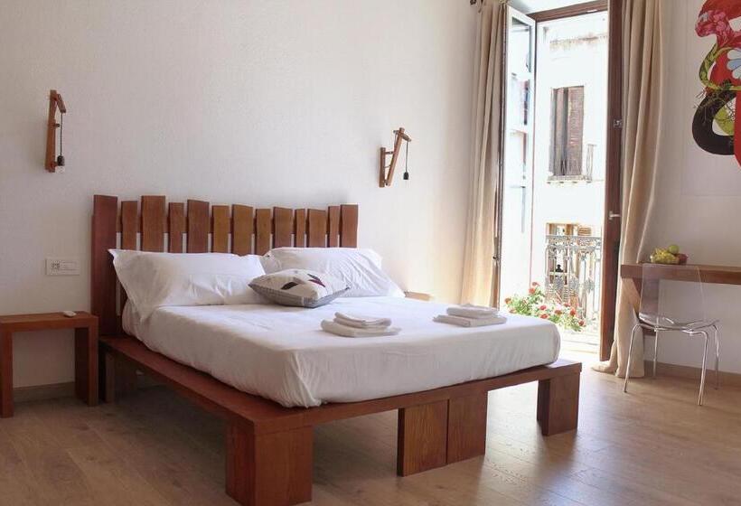 غرفة قياسية مزوَّدة بشُرفة, Art Guest House