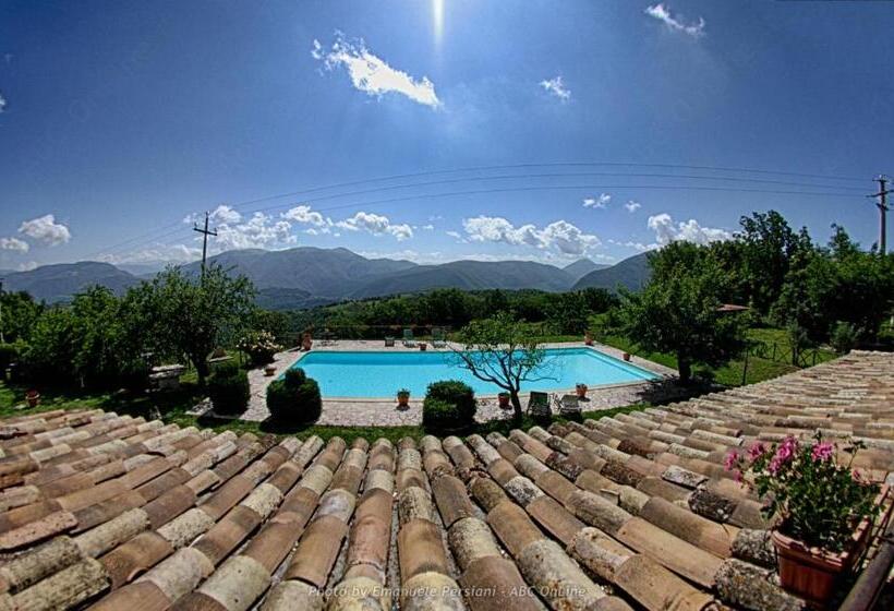 غرفة قياسية ثلاثية مطلة علي حمام السباحة, Agriturismo Santa Serena