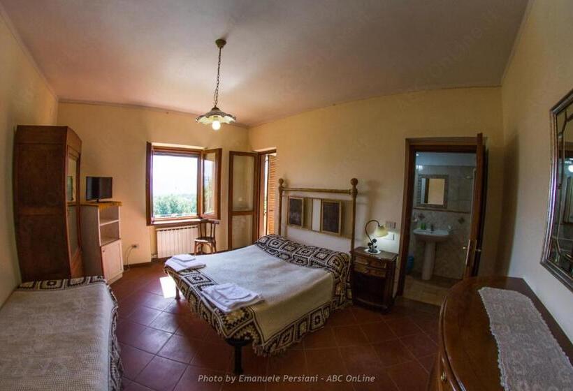 חדר סטנדרט לשלושה עם נוף לבריכה, Agriturismo Santa Serena