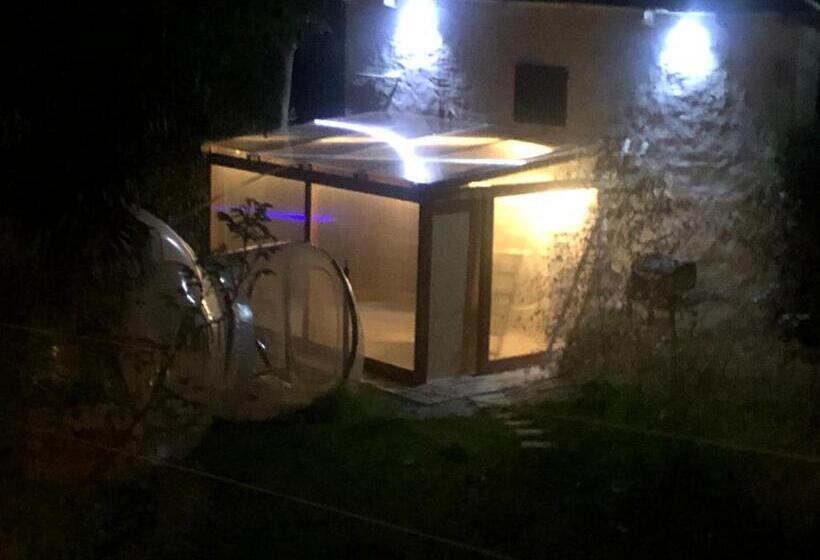 חדר דלוקס, Leamorine White House