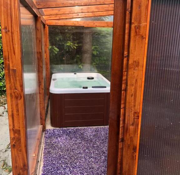 חדר דלוקס, Leamorine White House