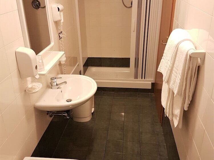 标准三人间, Del Lago Ampollino