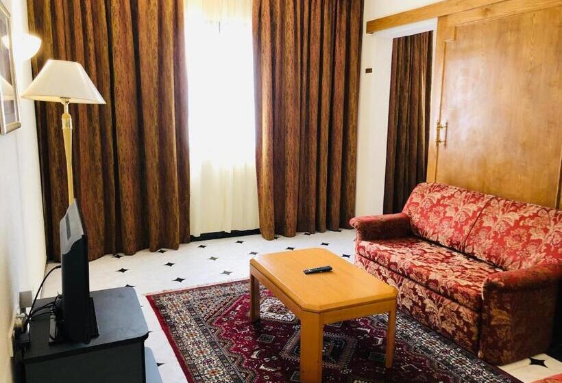 سوییت جونیور, Al Madinah Holiday