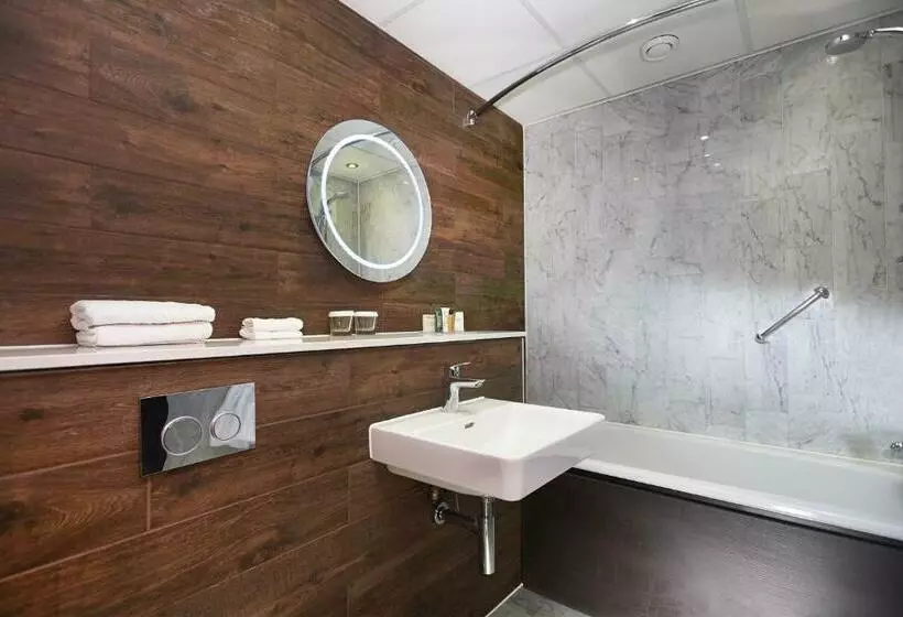 Standard Room, Doubletree By Hilton  London  Docklands Riverside