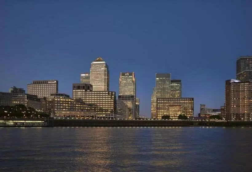 Standard Room King Size Bed, Doubletree By Hilton  London  Docklands Riverside