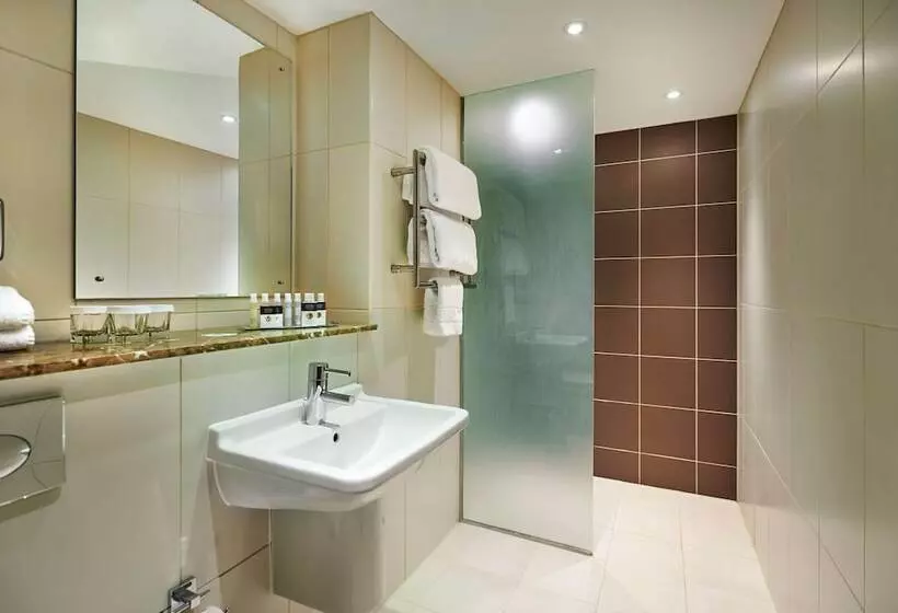 2 Bedroom Suite, Doubletree By Hilton  London  Docklands Riverside