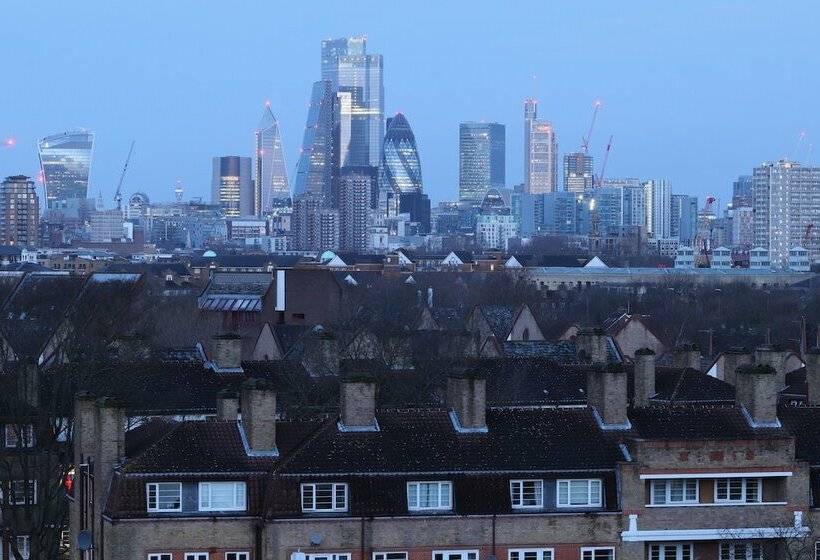 2 Bedroom Suite, Doubletree By Hilton  London  Docklands Riverside