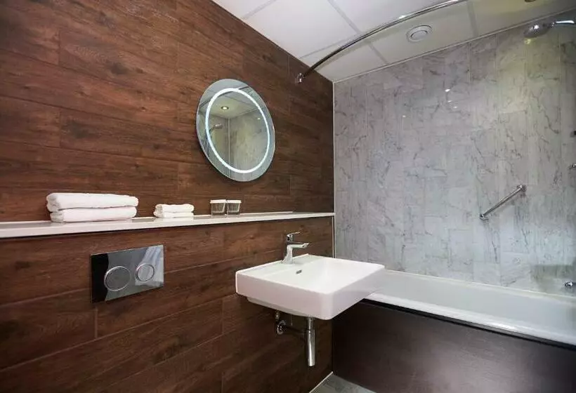 Deluxe Room King Bed & Views, Doubletree By Hilton  London  Docklands Riverside