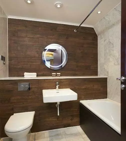 Deluxe Room King Bed & Views, Doubletree By Hilton  London  Docklands Riverside