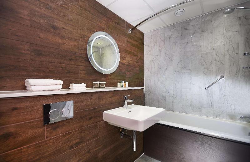 Standard Room King Size Bed, Doubletree By Hilton  London  Docklands Riverside