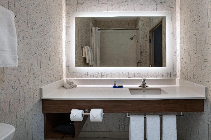 Standard Room, Doubletree By Hilton  London  Docklands Riverside