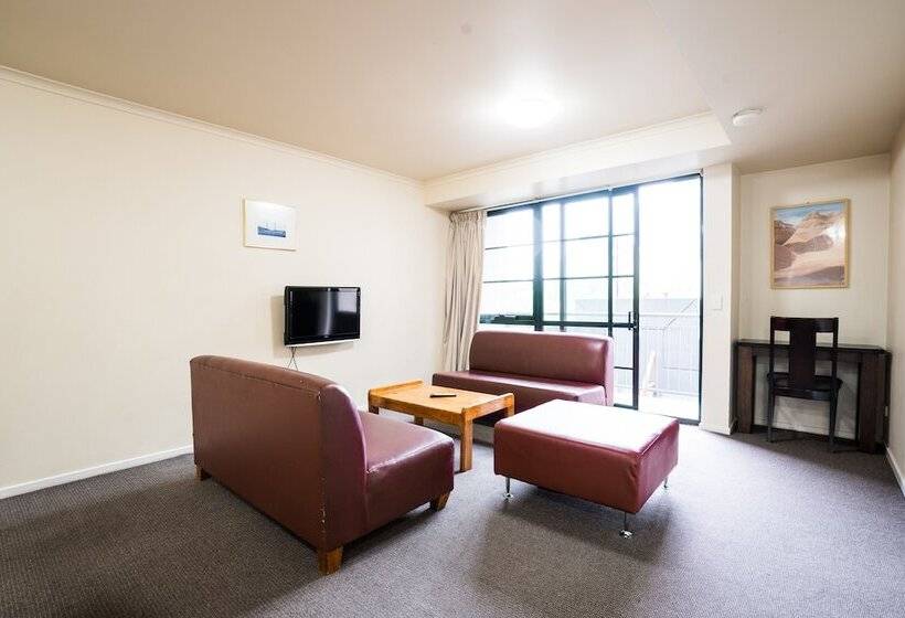 דירת שלושה חדרים, Harbourview Apartment