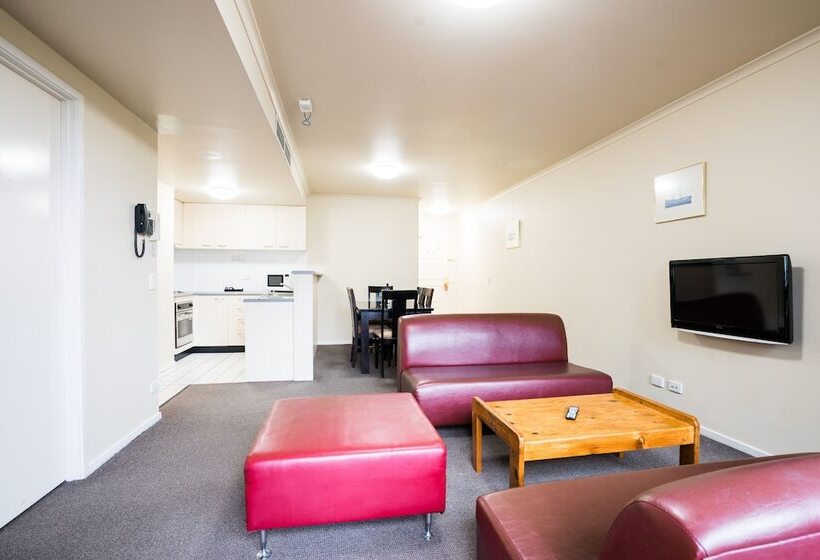 דירת שלושה חדרים, Harbourview Apartment