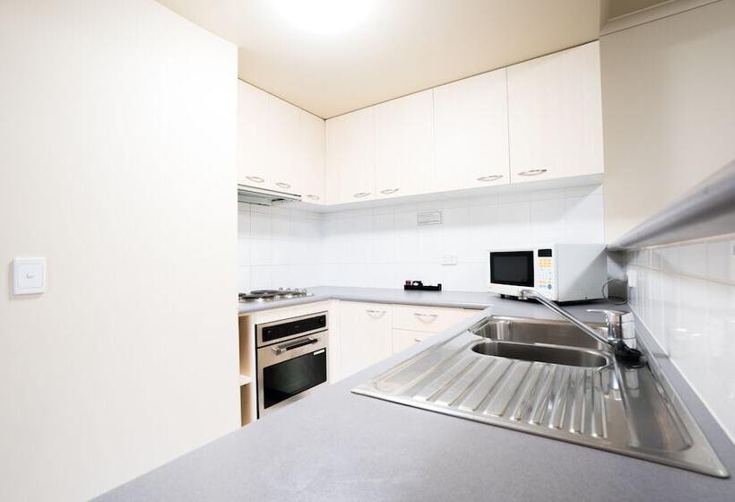 דירת שלושה חדרים, Harbourview Apartment