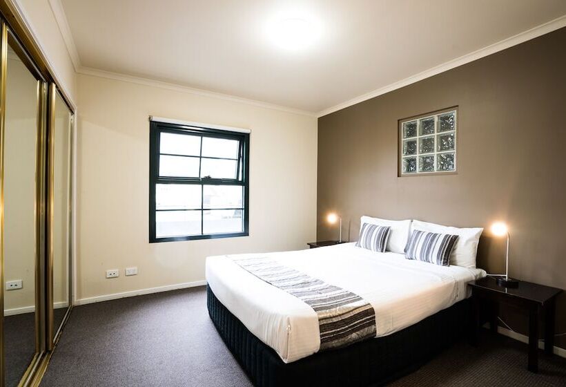 דירת שלושה חדרים, Harbourview Apartment