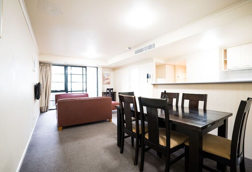 דירת שלושה חדרים, Harbourview Apartment